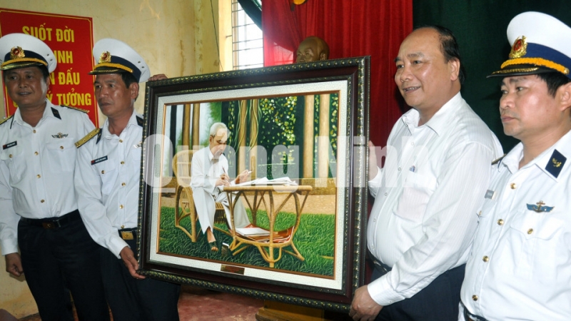 Phó Thủ tướng Nguyễn Xuân Phúc (nay là Thủ tướng Chính phủ) thăm, tặng quà đơn vị Hải quân làm nhiệm vụ ở khu vực cảng Vạn Hoa (huyện Vân Đồn). Ảnh: Quang Minh