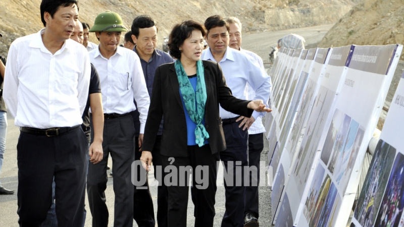 Chủ tịch Quốc hội Nguyễn Thị Kim Ngân cùng đoàn công tác xem các thiết kế phối cảnh dự án Khu phức hợp nghỉ dưỡng giải trí cao cấp Vân Đồn. Ảnh Hồng Nhung