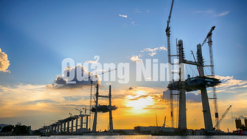 Cầu Bạch Đằng được xây dựng trên dòng sông Bạch Đằng giang (10-2017). Ảnh: Hùng Sơn
