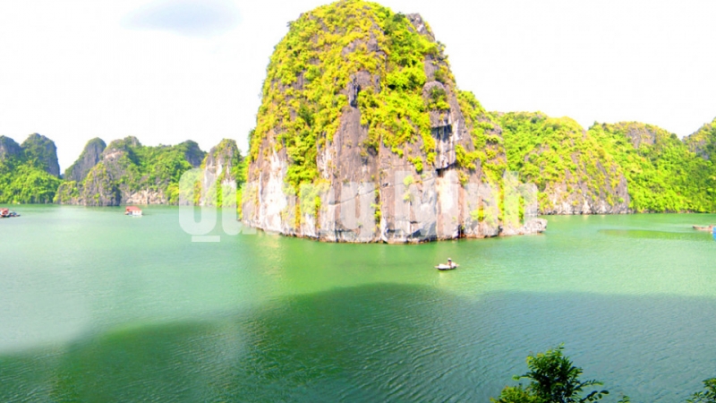 Vung Viêng như một ốc đảo nằm lọt giữa muôn trùng núi non, mây trời và sóng nước vùng Di sản.