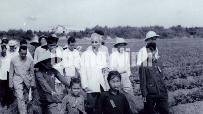 Chủ tịch Hồ Chí Minh thăm đảo Cô Tô (9-5-1961).