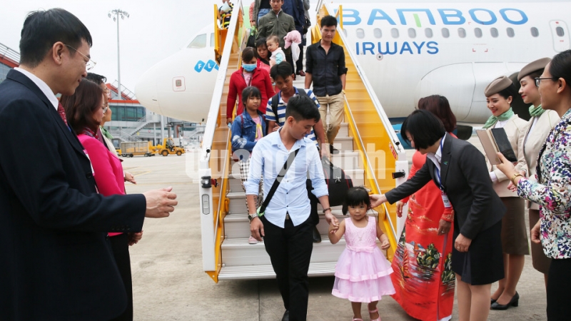 Những vị khách đầu tiên của Bamboo Airways tại Cảng hàng không quốc tế Vân Đồn (2-2-2019). Ảnh: Đỗ Phương