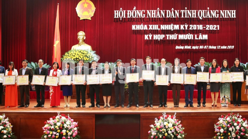 Chủ tịch UBND tỉnh tặng bằng khen cho 20 cá nhân có thành tích xuất sắc trong làm nhiệm vụ đại biểu HĐND tỉnh năm 2019 (12-2019). Ảnh: Hùng Sơn