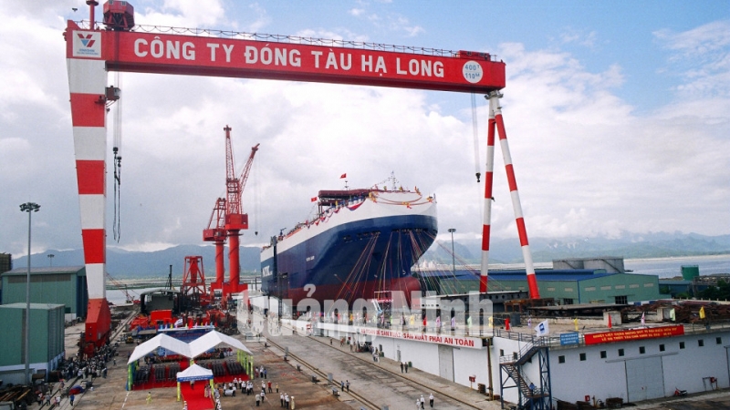 Nhà máy Đóng tàu Hạ Long nay đã được đầu tư, phát triển có thể đóng mới tàu công suất lên tới 70.000 tấn. Ảnh: Lê Quý Đôn