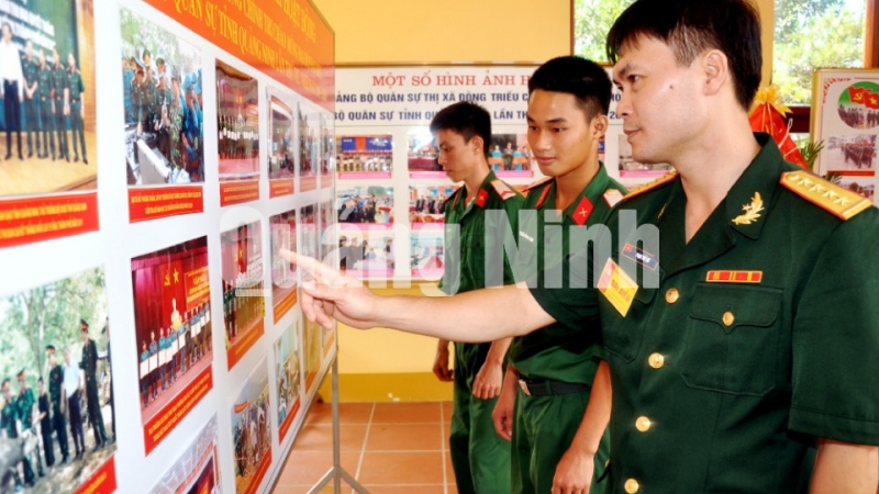Đại biểu, chiến sĩ xem ảnh trưng bày, giới thiệu các hoạt động Bộ Chỉ huy Quân sự tỉnh nhiệm kỳ 2010-2015.