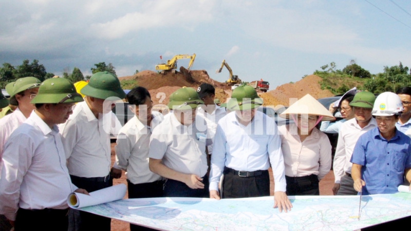 Bí thư Tỉnh ủy Nguyễn Xuân Ký kiểm tra công tác GPMB dự án cao tốc Vân Đồn - Móng Cái tại huyện Đầm Hà (7-2020). Ảnh: Thu Chung