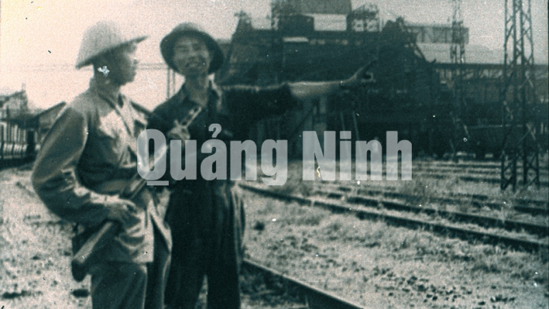 Sau khi tiếp quản, bộ đội ta đảm nhiệm canh gác Nhà sàng Cửa Ông (4-1955). Ảnh tư liệu của Bảo tàng Quảng Ninh