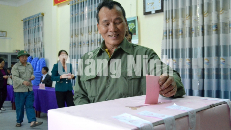 Cử tri thôn Chợ, xã Thống Nhất, TP Hạ Long bỏ phiếu bầu trưởng thôn nhiệm kỳ 2020-2022 (1-2020). Ảnh: Nguyễn Thanh
