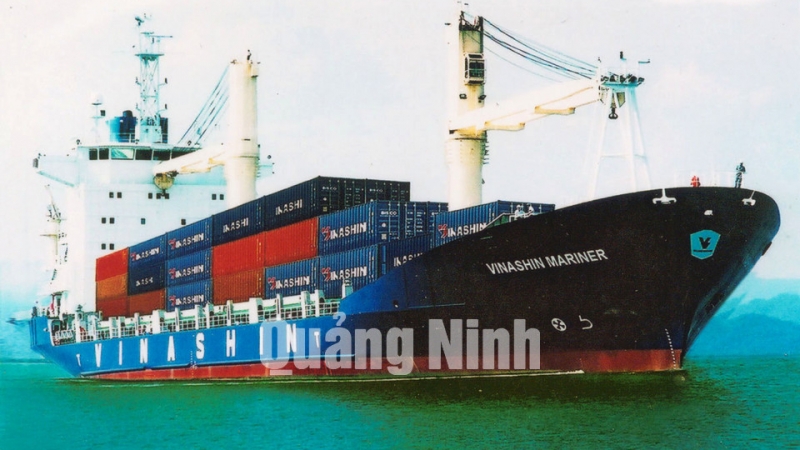 Tàu chở container 1016 TEU. Công trình chào mừng 50 năm giải phóng khu mỏ Quảng Ninh.