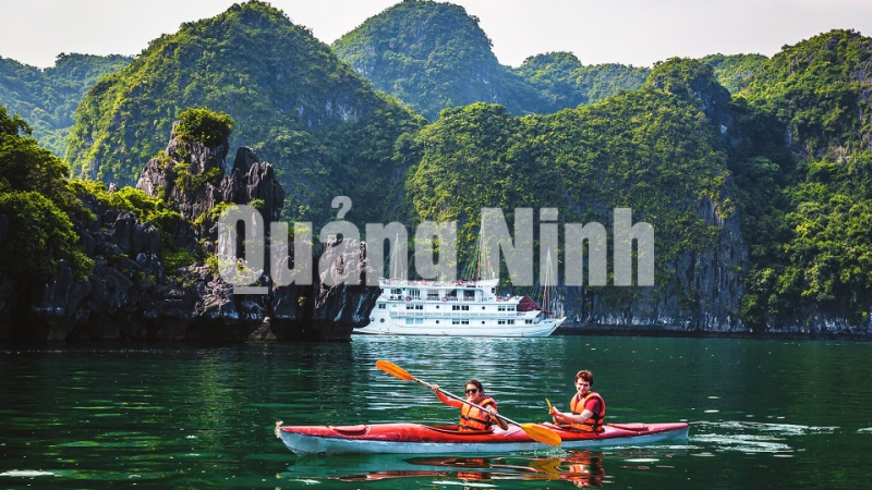Du khách chèo thuyền Kayak tham quan Vịnh Hạ Long (8-2018).