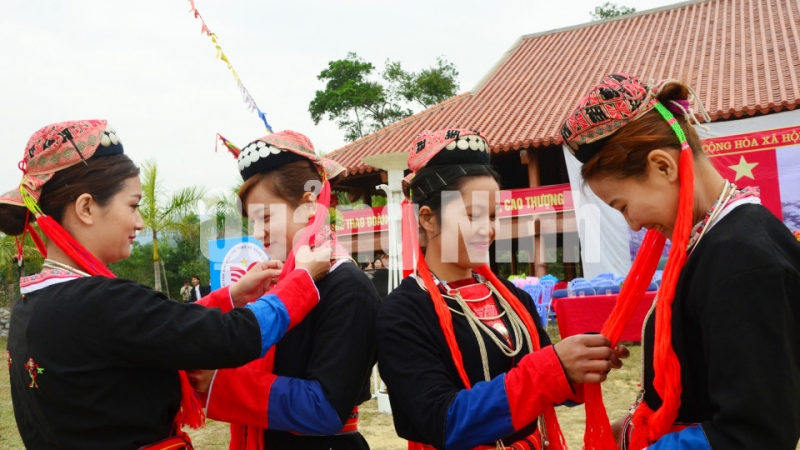 Chị em phụ nữ Dao Thanh Y (xã Bằng Cả, TP Hạ Long) duyên dáng trong trang phục truyền thống (6-2019). Ảnh: Hà Phong