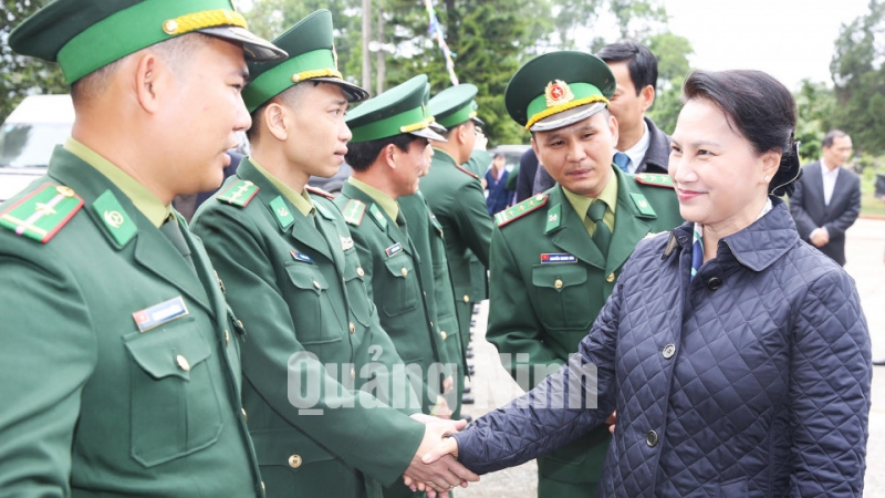 Chủ tịch Quốc hội Nguyễn Thị Kim Ngân thăm cán bộ chiến sỹ biên phòng đóng quân tại huyện Hải Hà.