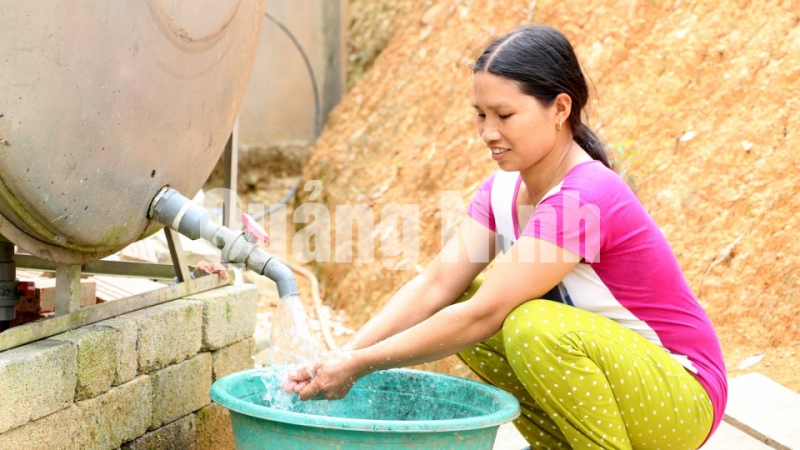 Người dân thôn Pha lán, xã Thanh Lâm, huyện Ba Chẽ dùng nước sạch sinh hoạt (7-2019). Ảnh: Thu Chung