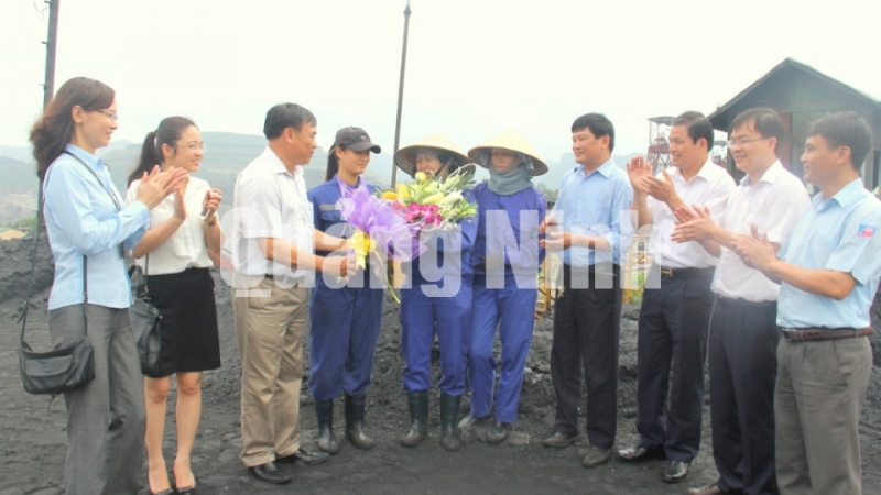 Lãnh đạo Công ty CP than Núi Béo cùng lãnh đạo Tập đoàn thăm hỏi, tặng hoa động viên công nhân Công ty tại khai trường nhân Tháng Công nhân năm 2015.