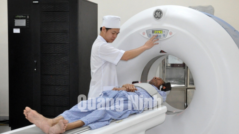 Chụp cắp lớp cho bệnh nhân tại Trung tâm Y tế TX Quảng Yên (5-2017). Ảnh: Hoàng Quý