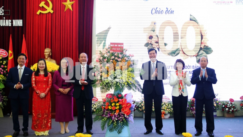 Lãnh đạo tỉnh tặng hoa chúc mừng Bệnh viện (12-2019). Ảnh: Hùng Sơn