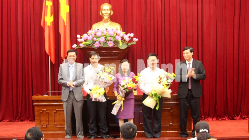 Các đồng chí lãnh đạo tỉnh tặng hoa chúc mừng các đồng chí được bầu giữ chức Phó Bí thư Tỉnh uỷ nhiệm kỳ 2015-2020 (11-2018). Ảnh: Minh Thu