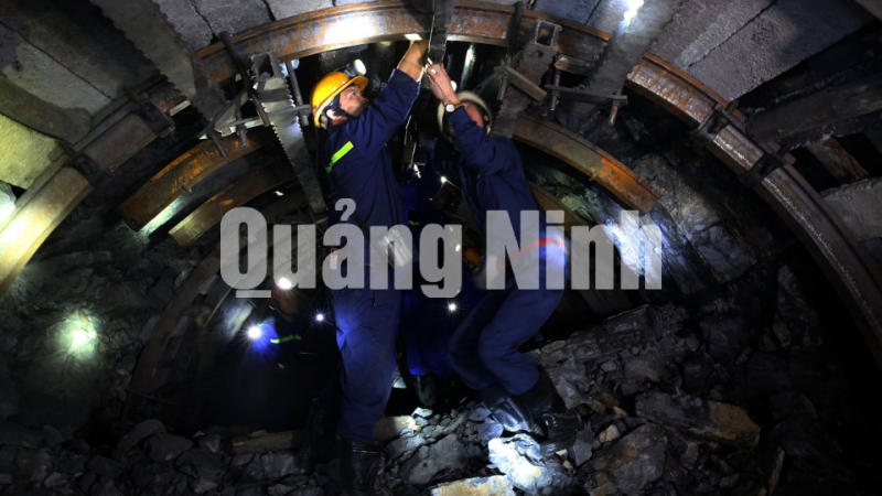 Công nhân Công ty Xây lắp mỏ đào liên thông tuyến đường lò mỏ Đồng Vông sang mỏ Vàng Danh (1-2020). Ảnh: Phạm Tăng