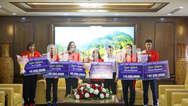 Chủ tịch UBND tỉnh Nguyễn Văn Thắng trao thưởng cho các VĐV, HLV (12-2019). Ảnh: Hùng Sơn