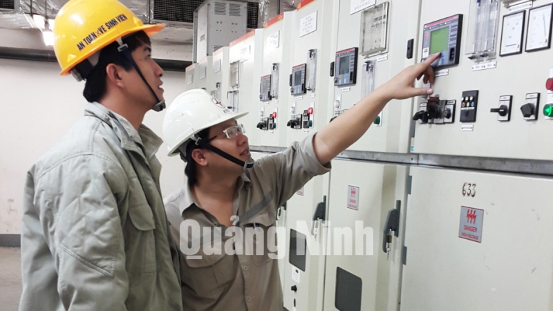 Công nhân Nhà máy Nhiệt điện Uông Bí kiểm tra thiết bị đảm bảo phát điện an toàn. Ảnh: Thanh Hằng