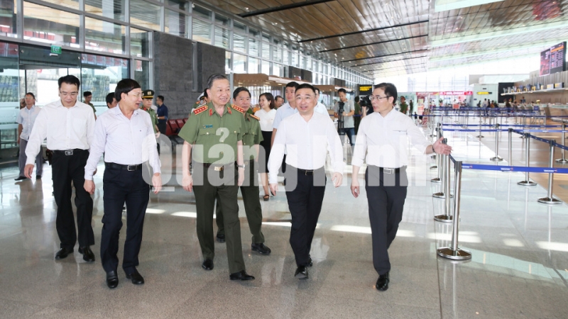 Bộ trưởng Bộ Công an Tô Lâm thăm Cảng hàng không quốc tế Vân Đồn (8-2019). Ảnh: Đỗ Phương