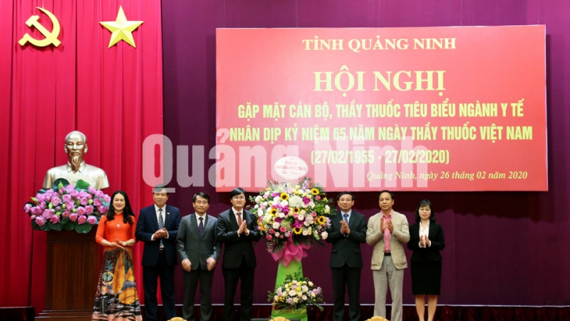 Các đồng chí lãnh đạo tỉnh tặng hoa chúc mừng cán bộ, thầy thuốc ngành Y tế nhân kỷ niệm ngày 272 (2-2020). Ảnh: Nguyễn Huế
