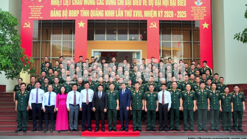 Các đồng chí lãnh đạo tỉnh và đại biểu về dự Đại hội chụp ảnh lưu niệm (6-2020). Ảnh: Minh Hà