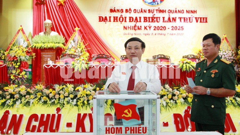 Các đại biểu bỏ phiếu bầu Ban Chấp hành Đảng bộ Quân sự tỉnh khóa VIII (7-2020). Ảnh: Thu Chung
