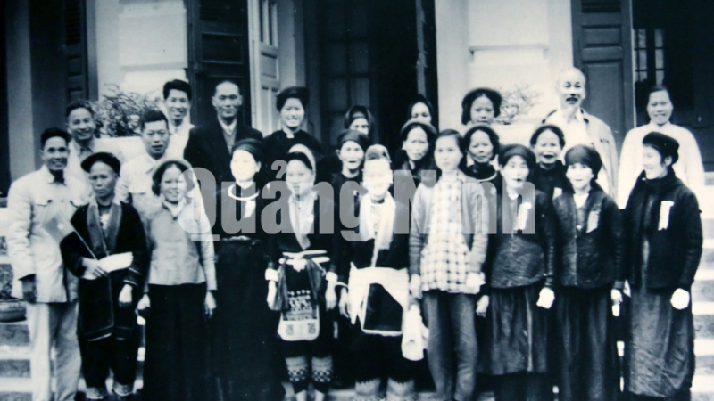 Chủ tịch Hồ Chí Minh chụp ảnh lưu niệm với các đại biểu dân tộc thiểu số tỉnh Hải Ninh (2-1960).