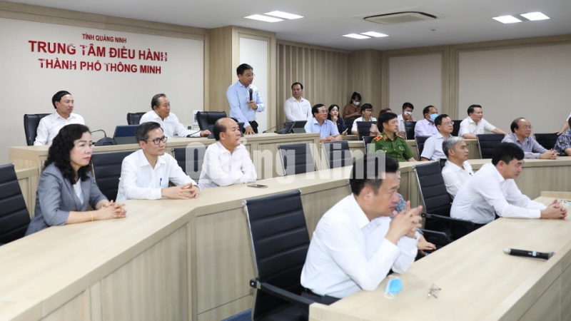 Phó Thủ tướng Thường trực Chính phủ Trương Hòa Bình thăm Trung tâm điều hành thành phố thông minh tỉnh Quảng Ninh (8-2020). Ảnh: Đỗ Phương