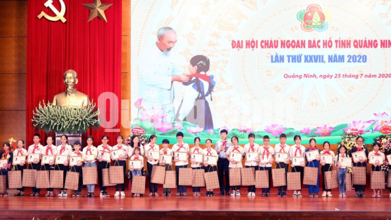 Ban Tổ chức trao quà và khen thưởng cho các đại biểu cháu ngoan Bác Hồ tỉnh Quảng Ninh năm 2020 (7-2020). Ảnh: Bá Trinh