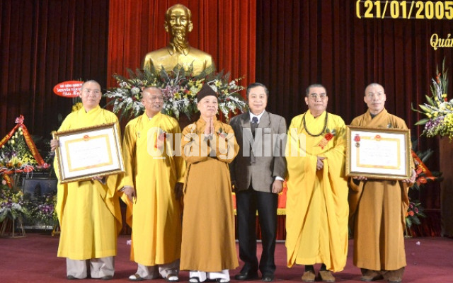 Giáo hội Phật giáo tỉnh được vinh dự trao tặng Huân chương Lao động hạng Ba; Thượng toạ Thích Thanh Quyết (thứ 3 từ trái sang) được trao tặng Huân chương Lao động hạng Nhì của Chủ tịch nước tại lễ kỷ niệm.