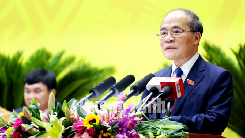 Thay mặt Bộ Chính trị, đồng chí Nguyễn Sinh Hùng, Ủy viên Bộ Chính trị, Chủ tịch Quốc hội khẳng định Quảng Ninh phát triển trở thành một trong những cực tăng trưởng kinh tế của cả nước