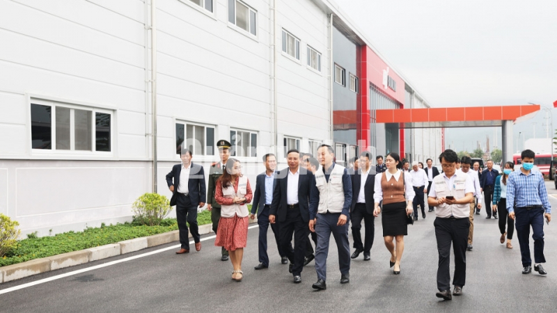 Bí thư Tỉnh ủy Nguyễn Xuân Ký đi thăm Nhà máy Sản xuất loa và tai nghe Tonly Technology Limited (11-2020). Ảnh: Đỗ Phương