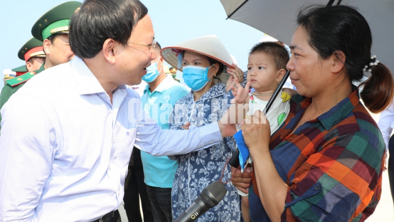 Bí thư Tỉnh ủy Nguyễn Xuân Ký thăm hỏi, động viên bà con nhân dân trên đảo (8-2020). Ảnh Đỗ Phương
