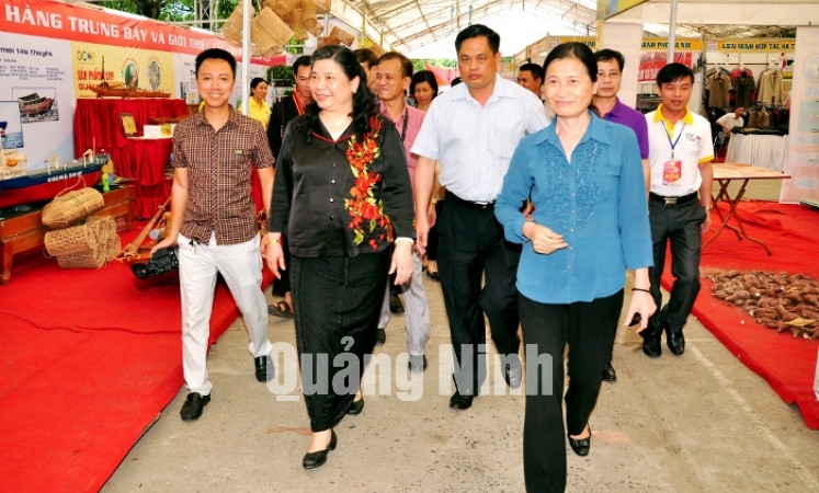 Đồng chí Tòng Thị Phóng, Uỷ viên Bộ Chính trị, Phó Chủ tịch Quốc hội tham quan Hội chợ OCOP Quảng Ninh 2015