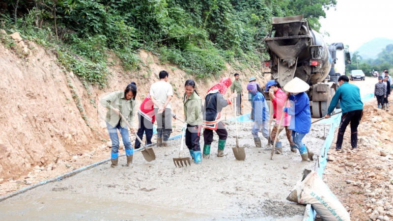 Người dân thôn Là Phen, xã Yên Than, huyện Tiên Yên hiến đất, góp công làm đường bê tông vào thôn (11-2015). Ảnh: Đỗ Phương