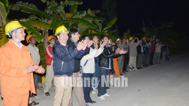 Niềm vui của cán bộ, công nhân Công ty Điện lực Quảng Ninh và người dân xã Ngọc Vừng sau khi đóng điện thành công tại trạm biến áp Ngọc Nam.