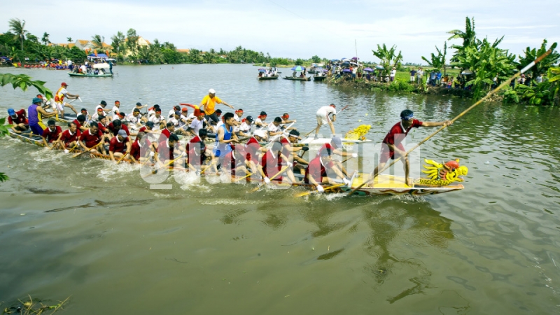 Sông quê là nơi diễn ra các cuộc thi bơi chải truyền thống (4-2017). Ảnh: Dương Phượng Đại