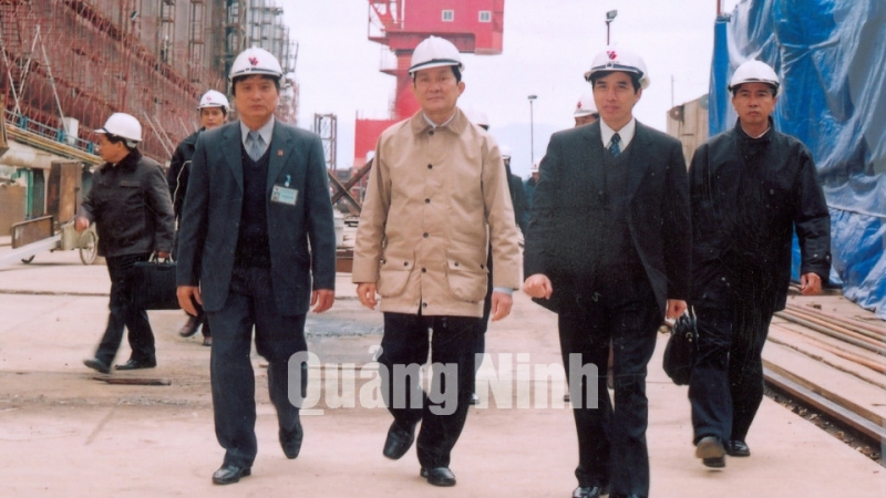Đồng chí Trương Tấn Sang, Ủy viên Bộ Chính trị, Trường trực Ban Bí thư (nay là Chủ tịch nước) thăm và làm việc tại Công ty (14-3-2006).