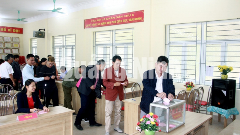 Người dân khu phố 6, thị trấn Cái Rồng, huyện Vân Đồn bỏ phiếu bầu trưởng thôn nhiệm kỳ 2020-2022 (1-2020). Ảnh: Mạnh Trường