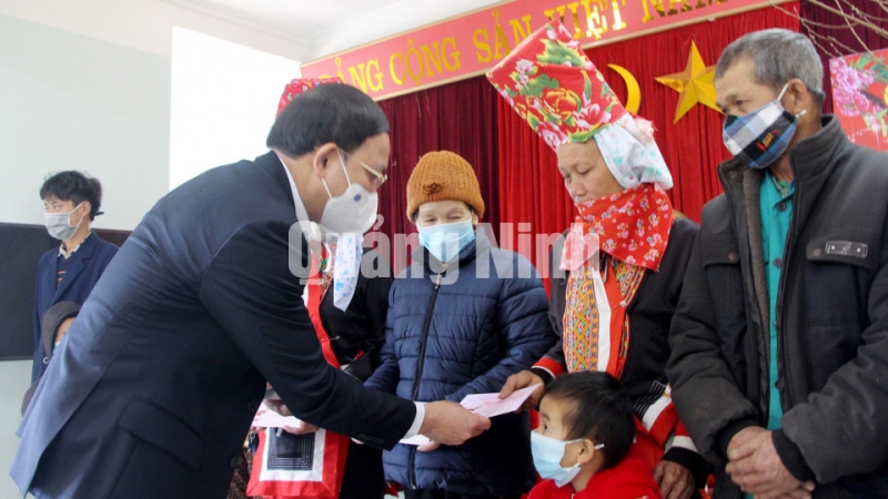 Bí thư Tỉnh ủy Nguyễn Xuân Ký tặng quà Tết cho các hộ nghèo của xã Hoành Mô (2-2021). Ảnh: Trúc Linh