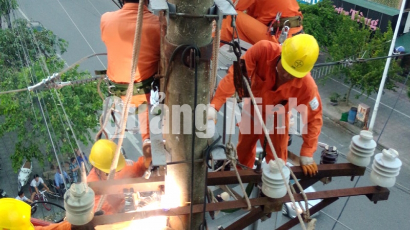 Điện lực TP Móng Cái xử lý sự cố điện tại khu vực đường Hùng Vương, phường Hòa Lạc (5-2019). Ảnh: Hữu Việt