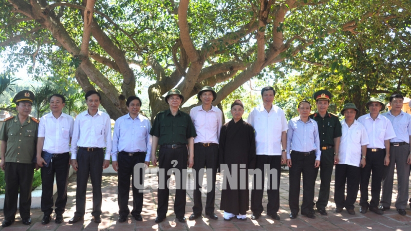 Thủ tướng Nguyễn Tấn Dũng và các đồng chí lãnh đạo tỉnh chụp ảnh lưu niệm với quân, dân đảo Ngọc Vừng.