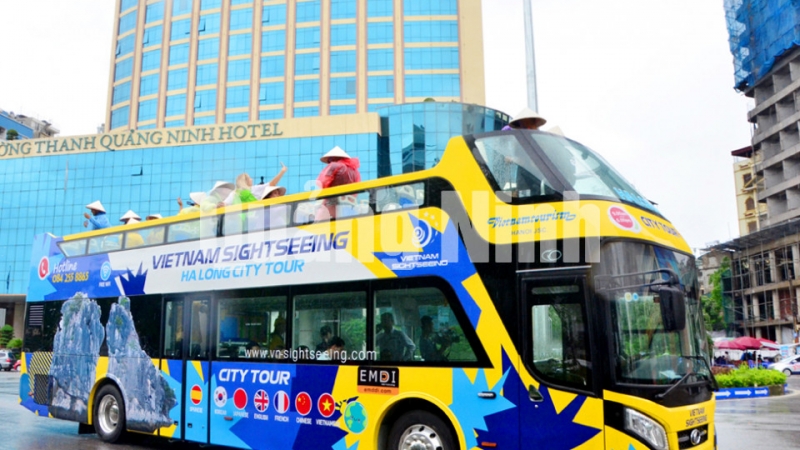 Buýt 2 tầng đi qua nhiều tuyến, điểm du lịch chính của TP Hạ Long (8-2019). Ảnh: Tạ Quân