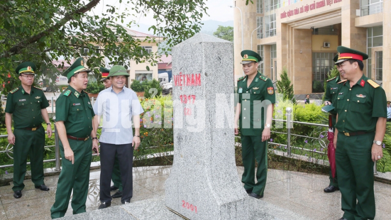 Trung tướng Hoàng Xuân Chiến, Tư lệnh BĐBP, khảo sát khu vực cột mốc 1317 tại Cửa khẩu Hoành Mô, Bình Liêu (9-2019). Ảnh: Đỗ Phương