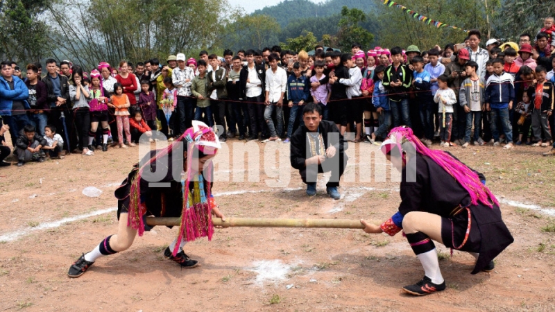 Thi môn đẩy gậy tại lễ hội Văn hóa, thể thao dân tộc Dao xã Hà Lâu lần thứ I-2018. Ảnh: Công Thành