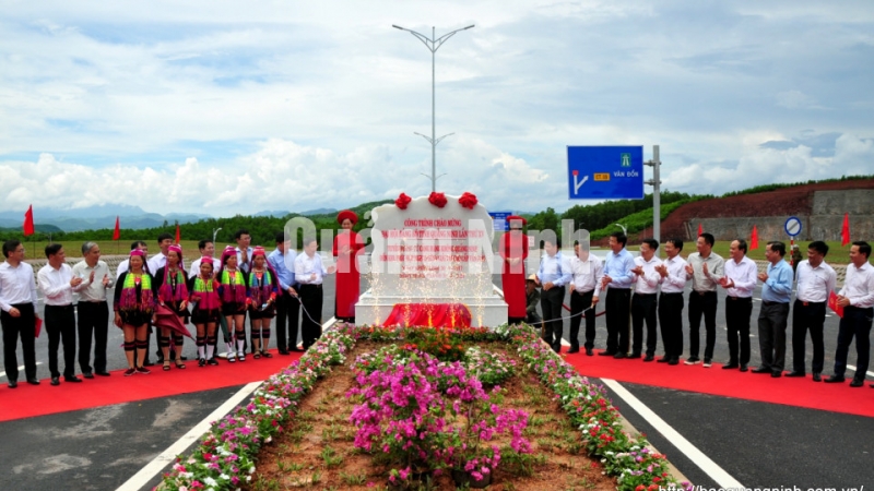 Gắn biển công trình chào mừng ĐHĐB Đảng bộ tỉnh cho Tuyến đường từ Cảng hàng không Quảng Ninh đến Khu phức hợp nghỉ dưỡng giải trí cao cấp Vân Đồn (9-2020). Ảnh: Minh Hà