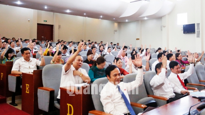 Các đại biểu biểu quyết miễn nhiệm chức vụ Ủy viên UBND tỉnh Quảng Ninh khóa XII, nhiệm kỳ 2011-2016 đối với đồng chí Vũ Chí Thực, nguyên Giám đốc Công an tỉnh.