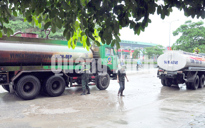 Công ty CP Nước sạch Quảng Ninh huy động 46 xe téc (CẩmPhả 17 xe, Hạ Long 29 xe) phục vụ cấp nước sạch cho người dân trên địa bàn. Ảnh Thái Bình